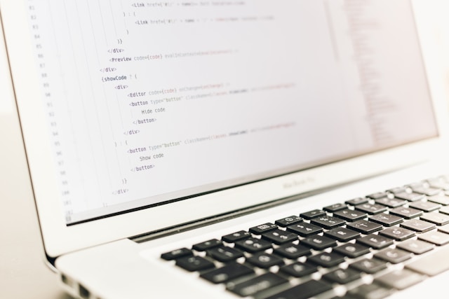 Laptop s kódem na obrazovce ilustrující moderní vývoj AI