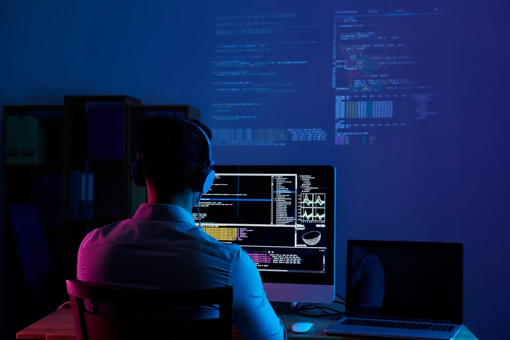 Vývojář pracující na kódu - software development companies
